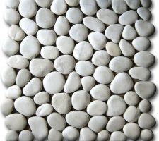 Pour la douche italienne : des galets Born&eacute;o blancs qui seront associ&eacute;s sur les murs &agrave; un carrelage ton gris pierre/ardois&eacute; avec un effet de texture.