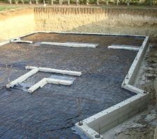 Parpaings montés, polyane posé et ferraillage posé