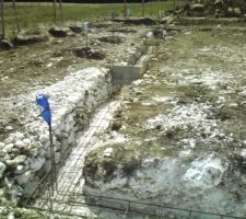Vue de fondation avant coullage, le sol étant très calcaire, sec et friable nous avons comblé les coins avec des pierre pour l'économie et facilité le calcul du béton, on peux apercevoir les redans (fondation en escalier) à cause du dénivelé du terrain.