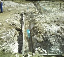 Voici le coffrage qu'on &agrave; &eacute;t&eacute; oblig&eacute; de faire car le sol friable n'a pas permis d'avoir des tranch&eacute;es rectilignes