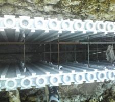 Vue de l'interrieur d'un blocs de soubassement pos&eacute; et verrouill&eacute; par des plots de beton dans le fond