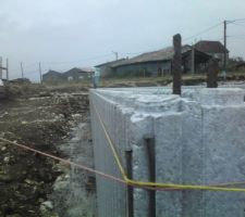 Aligement parfait des blocs de soubassement