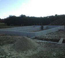 Soubassement en blocs coffrant isolant monté à niveau