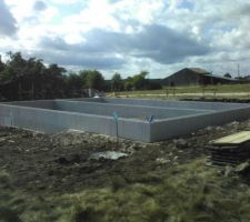 Soubassement en blocs coffrant monté à niveau