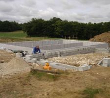 Montage rang de parpaing soubassement garage