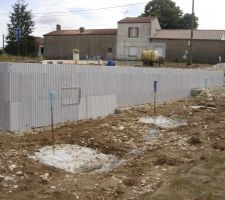 Vue de la futur trappe d'accès au vide sanitaire, elle est découpé puis entouré par une tole avant le coulage