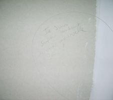 Petit mot des carreleurs car ma fille avait oubli&eacute; sa poup&eacute;e pendant la pose de la baignoire, et il l'avait pos&eacute; sur des tuyaux et avait &eacute;crit: "je suis super content de ma nouvelle maison"!!sympa;)