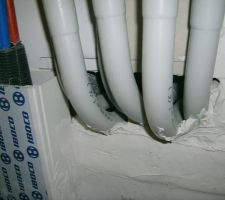 D&eacute;tail sur le gros trou dans les tuyaux d'eau.on sent vachement, vachement l'air!va falloir mettre de la mousse.