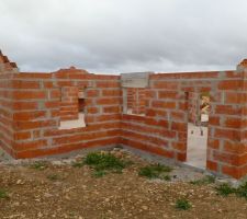 Cette fois l'élévation est terminée,la charpente vient d'arrivée
nous avons hâte de voir cela et la construction de l'avancé devant le garage.