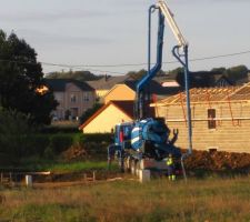 Mardi, arrivée de la bétonnière... Dommage, faut aller bosser... :(