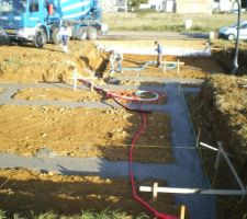 Mon gentil conducteur des travaux m'a envoyé une photo du coulage des fondations quand je lui ai dit que je regrettais de ne pas avoir pu y assister :))