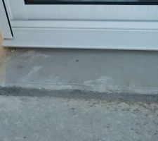 Alors là... a priori le conducteur de travaux nous a dit que les maçons devaient passer faire un ragréage...
mais ça fait 2 mois (fin juin) qu'ils sont passés et notre conducteur de travaux n'a toujours pas vu le résultat... 

rassurant le suivi...