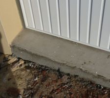 Un crumble ? une gâchée ? mais qu'est ce que les maçons ont fait ? 

ah! ils passaient peut être pour un ragréage... 
bah non... 

et puis bah le conducteur de travaux ne peut nous répondre... il ne sait pas qu'ils sont passés... lui même n'a rien vu...