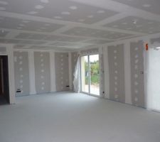 Nous sommes jeudi 8 septembre... ok ...
la chape est faite depuis juin... ok

les carreleurs devaient passer en juillet mais...
vu que notre conducteur suit de tr&egrave;s pr&egrave;s les travaux avant de partir en vacances... ou pas...

la chape n'&eacute;tait pas lisse... donc pas de carrelage...

et puis bah vacances...
et puis bah... rentr&eacute;e...
et puis bah les entreprises pas dispo...
et puis bah...

on change le planning...

je vous assure avant la fin de CETTE semaine, vous aurez des artisans...

les peintres...

euh...

et puis bah... toujours rien...

et puis bah...