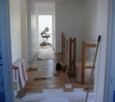 Pose du parquet à l'étage - vue depuis la salle de bain