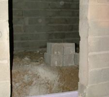 Vue dans le vide sanitaire sous le salon... un bon espace de stockage
