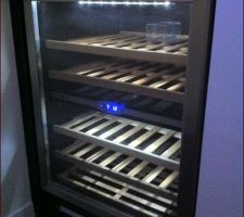 Cave à vin dans la cuisine.