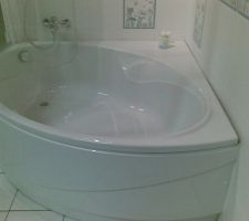 Baignoire d'angle en r&eacute;sine blanche.