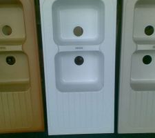 Evier blanc en r&eacute;sine pour la cuisine.