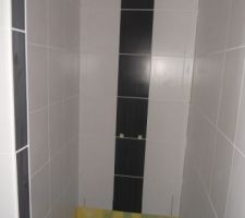 La fa&iuml;ence dans la douche italienne et la chape &eacute;tanche en cours de s&eacute;chage