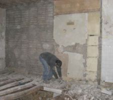 Plancher de la cave en cours de demolition, aller Fred courage