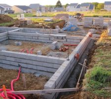Partie terrasse au premier plan, puis cuisine et salle à manger... ça fait toujours très petit...