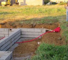 Là on se rend mieux compte de la taille de la terrasse, qui devrait arriver jusqu'au bord du terrassement à peu près...