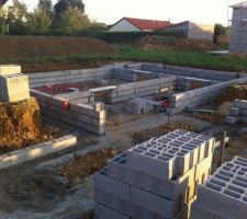 Contre toute attente, les maçons sont venus bosser samedi et on peut dire qu'ils ont bien avancé! :)