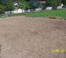 Terrain relativement plat après d'importants travaux de terrassement, pour cause de pente, estimé à environ 10 jours de pelleteuse.