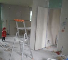 Photo prise du salon , la porte donne sur le hall et petite vue sur le coin cuisine.au fait en rouge , c'est mon petit chaperon rouge mon joyau ELENA