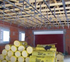 Livraison de la laine de verre (une partie seulement)

Il y a 300 d'isolation an crois&eacute; dans les combles, 120 d'isolation dans les murs   isolation des cloison int&eacute;rieure.