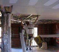Plafond de l'etage et gaine de la temperation aldes