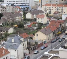 Démolition de l'étage par la première pelleteuse