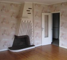 AVANT : Salon / future chambre et salle de bain
