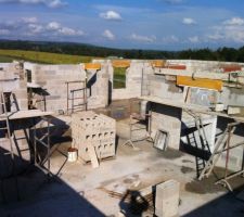 Vue depuis une chambre vers le salon / chainage coul&eacute;