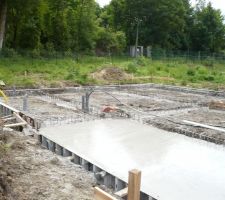 Les longrines coul&eacute;es et la dalle du carport.