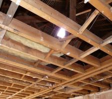 Les plafonds ont &eacute;t&eacute; d&eacute;pos&eacute;s afin de refaire totalement l'isolation