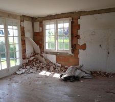 D&eacute;molition de l'ancien salon.
La baie de gauche deviendra une fen&ecirc;tre 140x105 et la fen&ecirc;tre du milieu sera condamn&eacute;e.