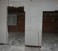Cr&eacute;ation et modification des passages int&eacute;rieurs. A droite, une future chambre, &ccedil; gauche l'acc&egrave;s &agrave; une chambre et &agrave; la salle de bain.