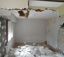 La d&eacute;molition continue...