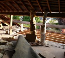 Vue du grenier apr&egrave;s la d&eacute;coupe de la toiture
