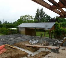 Début du vide sanitaire. La forme de l'extension se dessine petit à petit.