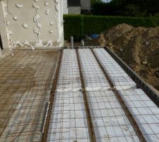 La cuisine au fond avec les évacuations