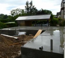 Ca y est !!! La dalle est coulée : maintenant 3 semaines de séchage