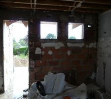 La maison avant : la fen&ecirc;tre de droite va devenir un passage de 1m de large et la porte et la fen&ecirc;tre de gauche seront condamn&eacute;s
