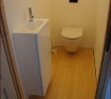 WC avec lave main, manque faience pour plus tard