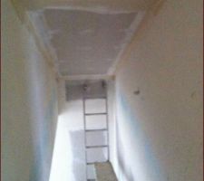 On a fait faire un faux plafons dans la descente d'escalier pour combler la grande hauteur