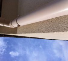 Fente entre les tuiles et le crépis