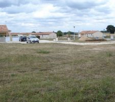 La voiture est sur l'entrée du terrain