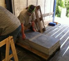 Alors on a déchargé à la main (22 kg la plaque)